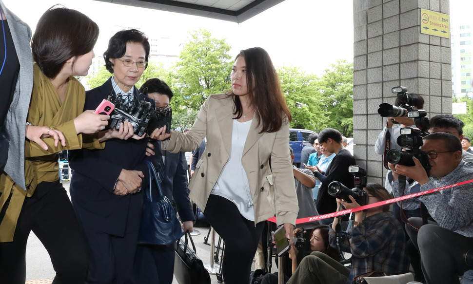외국인 불법 고용 혐의를 받고 있는 한진그룹 조양호 회장의 아내 이명희 씨가 피의자 신분으로 조사받기 위해 11일 서울 양천구 목동 법무부 산하 서울 출입국외국인청에 출석하며 기자들의 질문을 받고 있다. 연합뉴스