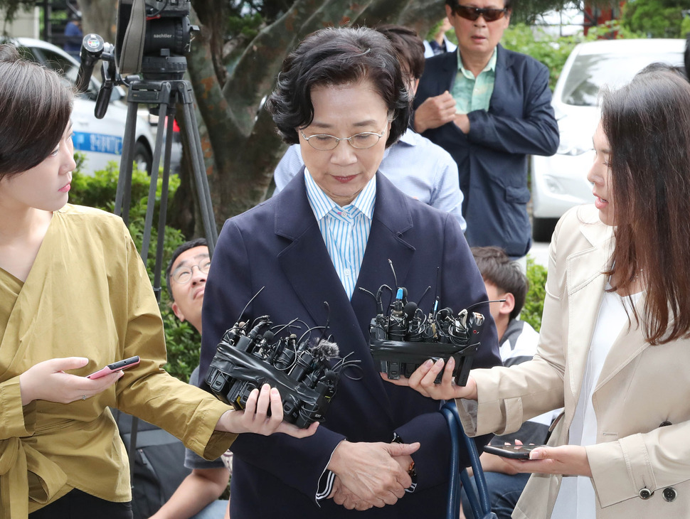 외국인 불법 고용 혐의를 받고 있는 한진그룹 조양호 회장의 아내 이명희 씨가 피의자 신분으로 조사받기 위해 11일 서울 양천구 목동 법무부 산하 서울 출입국외국인청에 출석하며 기자들의 질문을 받고 있다. 연합뉴스