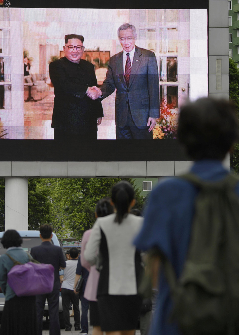 북한 평양역 광장에 설치된 전광판으로 11일 김정은 북한 국무위원장의 싱가포르 도착 뉴스가 보도되고 있다. 평양/교도 연합뉴스