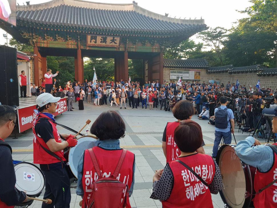 12일 자유한국당은 서울 중구 대한문 앞에서 김문수 서울시장 후보와 당이 함께하는 최종 합동유세를 열었다. 저녁 7시반께 유세차량에 오른 김선동 상임선대위원장이 김 후보를 지지해 줄 것을 호소하고 있다.