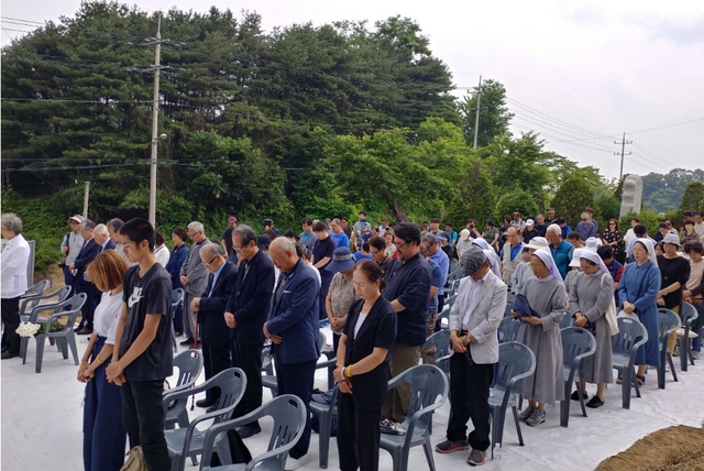 13일 경기도 양주시 광적면 효촌리에서 열린 신효순·심미선 양의 16주기 추모제에서 참석자들이 고인을 추모하고 있다.  효순미선평화공원조성위원회 제공