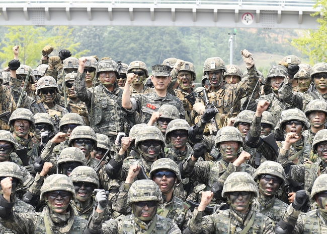 지난해 6월 한-미 해병대 연합훈련에 참가한 양국 해병대원들이 기념사진을 찍고 있다. 사진공동취재단