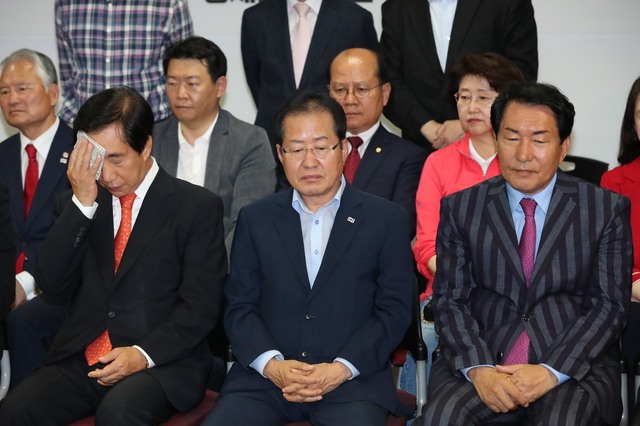 홍준표 자유한국당 대표와 김성태 원내대표 등 당 지도부가 13일 오후 서울 여의도 당사에서 지상파 방송 3사(KBS·MBC·SBS)가 발표한 광역단체장 선거 출구조사를 지켜보며 침통한 표정을 짓고 있다. 강창광 기자 chang@hani.co.kr