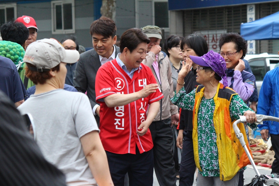 당선이 유력한 권영진 자유한국당 대구시장 후보가 대구시내 달성공원 부근에서 시민들에게 아침인사를 하며 선거운동을 하고 있다.    권영진 선거사무소 제공