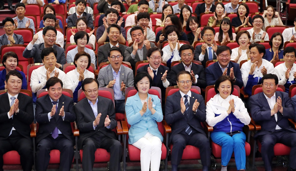 추미애 민주당 대표와 당직자들이 13일 오후 국회 의원회관에서 6·13지방선거 출구조사 발표를 보며 기뻐하고 있다. 김경호 선임기자 jijae@hani.co.kr