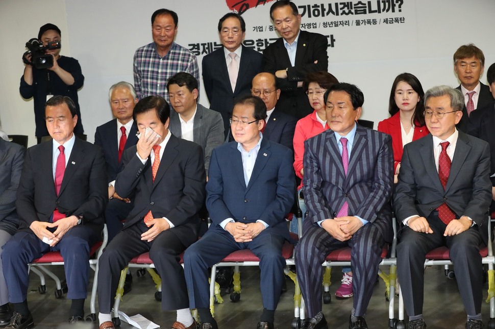 홍준표 자유한국당 대표와 김성태 원내대표 등 당 지도부가 13일 오후 서울 여의도 당사에서 지상파 방송 3사(KBS·MBC·SBS)가 발표한 광역단체장 선거 출구조사를 지켜보며 침통한 표정을 짓고 있다. 강창광 기자 chang@hani.co.kr.