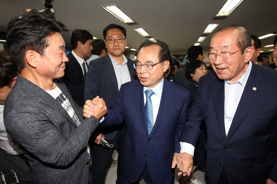 오거돈 더불어민주당 부산시장 당선자가 13일 부산 부산진구 서면교차로 앞 선거사무소에 나타나자 지지자들이 축하를 하고 있다.