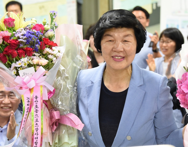 노옥희 울산시교육감 후보가 13일 오후 울산시 남구 자신의 선거사무소에서 당선이 확실시되자 꽃다발을 들고 기뻐하고 있다. 2018.6.14 노옥희 후보 선거사무소 제공=연합뉴스