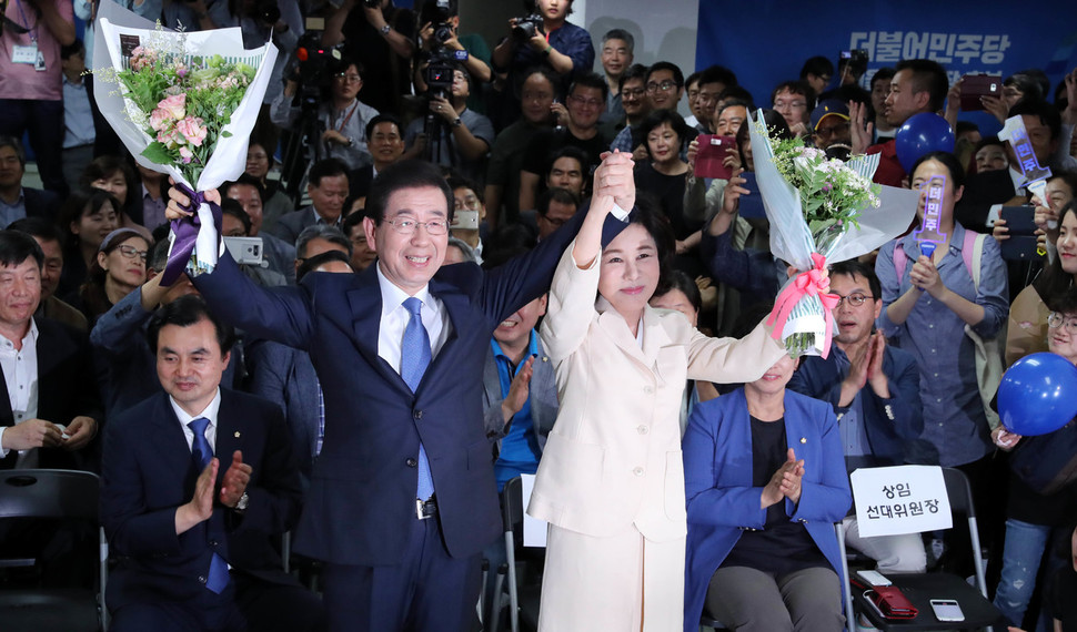 더불어민주당 박원순 서울시장 후보가 13일 서울 종로구 율곡로 안국빌딩에 마련된 캠프 사무실에서 당선이 유력시 되자 부인 강난희 여사와 꽃다발을 들고 인사하고 있다. 김경호 선임기자 jijae@hani.co.kr