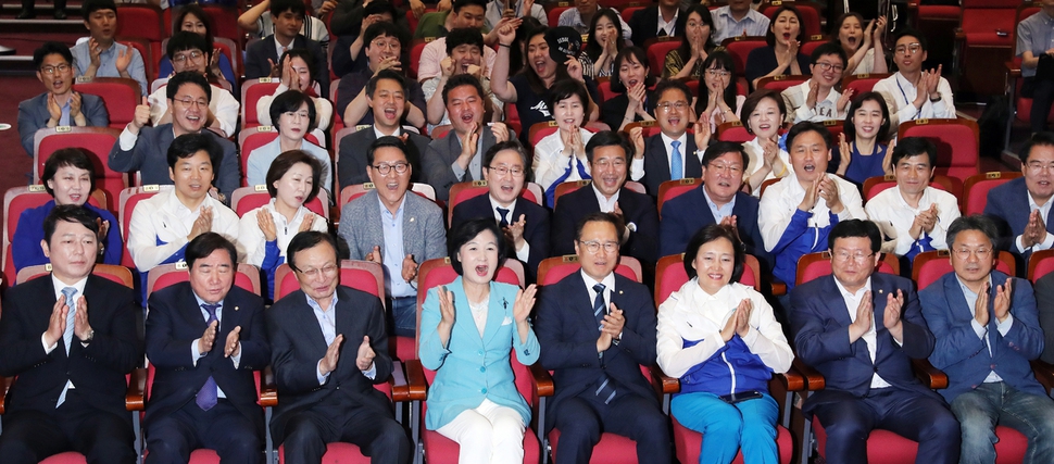 추미애 더불어민주당 대표와 당직자들이 13일 오후 국회 의원회관에서 출구조사 발표를 보며 기뻐하고 있다. 김경호 선임기자 jijae@hani.co.kr