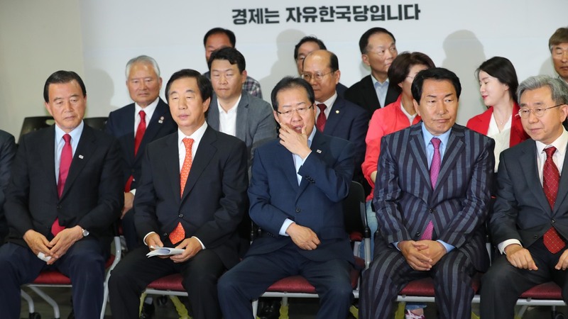 홍준표 자유한국당 대표와 김성태 원내대표 등 당 지도부가 13일 오후 서울 여의도 당사에서 지상파 방송 3사가 발표한 광역단체장 선거 출구조사를 지켜보며 침통한 표정을 짓고 있다. 강창광 기자 chang@hani.co.kr.