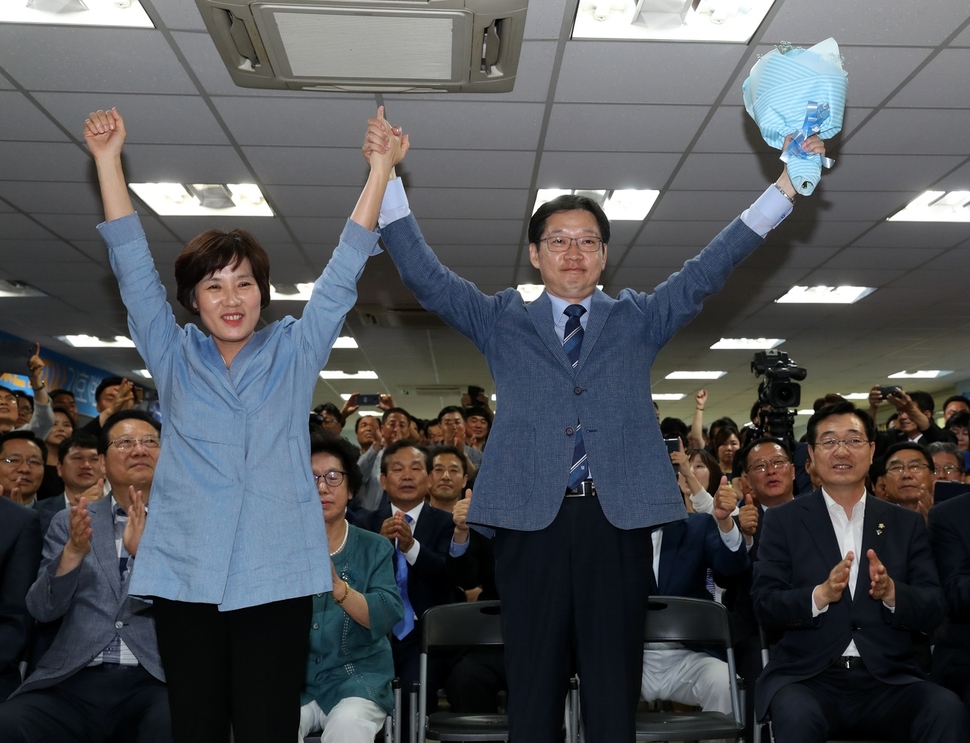 김경수 더불어민주당 경남도지사 후보가 13일 저녁 경남 창원 의창구 신월동 선거대책사무실에서 당선이 확실시 되자 꽃다발을 들고 환호하고 있다. 창원/강재훈 선임기자 khan@hani.co.kr