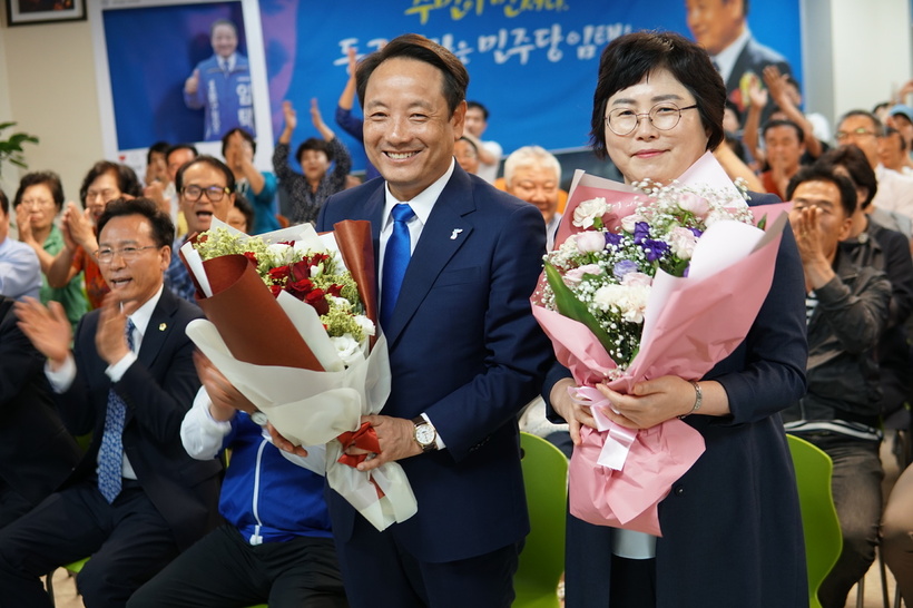 임택(55·더불어민주당) 광주동구청장 후보가 13일 밤 당선이 확정된 뒤 꽃다발을 받아들고 환하게 웃고 있다. 임택 후보 사무실 제공