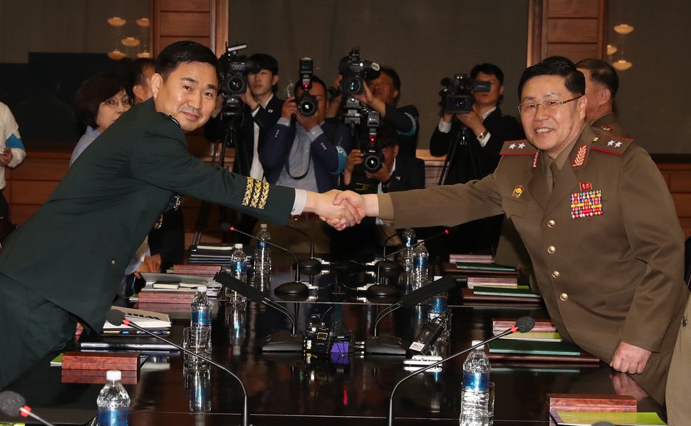 김도균 남쪽 수석대표(왼쪽)와 안익산 북쪽 수석대표가 14일 오전 경기도 파주시 판문점 북측 통일각에서 열린 남북 장성급 회담에서 악수하고 있다. 남북 장성급 회담은 2007년 12월 이래 10년 6개월여만에 열렸다. 판문점/백소아 기자 thanks@hani.co.kr