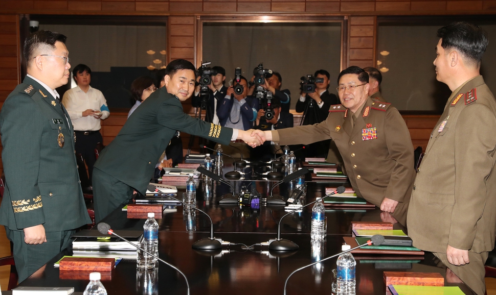 김도균 남쪽 수석대표(왼쪽)와 안익산 북쪽 수석대표가 14일 오전 경기도 파주시 판문점 북측 통일각에서 열린 남북 장성급 회담에서 악수하고 있다. 판문점/백소아 기자