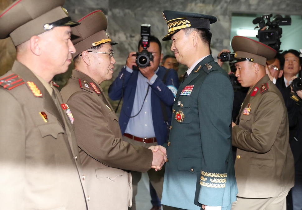 김도균 남쪽 수석대표(오른쪽)와 안익산 북쪽 수석대표가 14일 오전 경기도 파주시 판문점 북측 통일각에서 열린 남북 장성급 회담에서 악수하고 있다. 판문점/백소아 기자