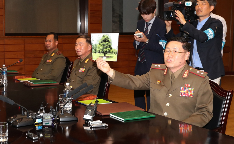 안익산 북쪽 수석대표가 14일 오전 경기도 파주시 판문점 북측 통일각에서 열린 남북 장성급 회담에서 2007년 노무현 전 대통령이 심은 소나무 사진을 남쪽 대표단에게 보여주고 있다. 판문점/백소아 기자