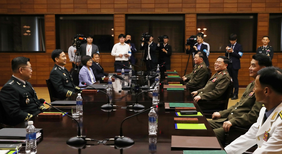 김도균 남쪽 수석대표와 안익산 북쪽 수석대표가 14일 오전 경기도 파주시 판문점 북측 통일각에서 열린 남북 장성급 회담에서 밝은 표정으로 이야기를 나누고 있다. 판문점/백소아 기자