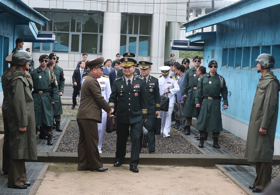 김도균 남쪽 수석대표를 비롯한 남쪽 대표단이 14일 오전 경기도 파주시 판문점 북측 통일각에서 열린 남북 장성급 회담에 참석하기 위해 군사분계선을 넘고 있다. 판문점/백소아 기자 thanks@hani.co.kr