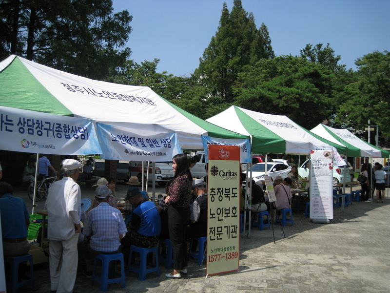 지난해 충북도노인보호전문기관 청주 중앙공원에서 노인학대 사건 상담을 받고 있다.  오윤주 기자