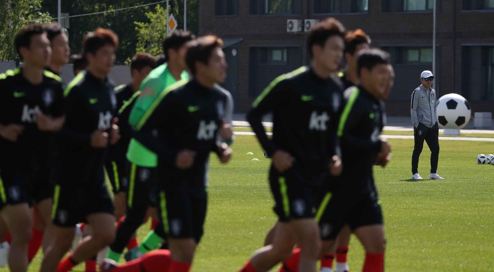 한국 축구국가대표팀 선수들이 13일 오후(현지시각) 러시아 상트페테르부르크 훈련장에서 회복훈련을 하고 있다. 상트페테르부르크/박종식 기자 anaki@hani.co.kr