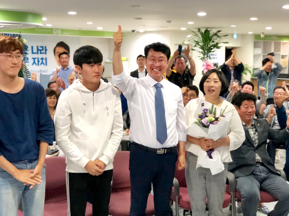 6·13 지방선거에서 부산 남구청장에 출마한 박재범 후보가 당선 확정 뒤 엄지손가락을 치켜세우며 기뻐하고 있다.  박재범 선거사무소 제공