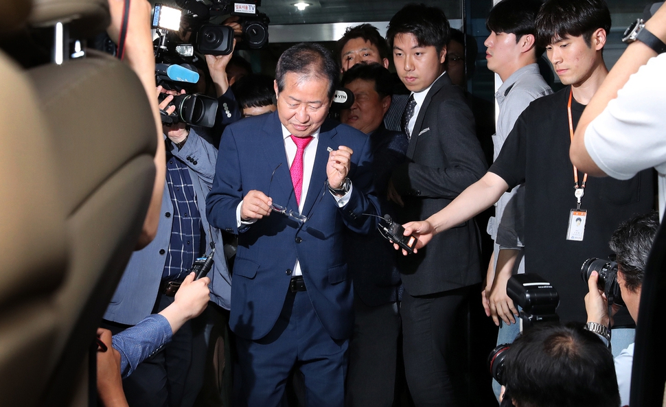 홍준표 자유한국당 대표가 14일 오후 여의도 당사에서 사퇴 의사를 밝힌 뒤 당사를 떠나고 있다. 김경호 선임기자 jijae@hani.co.kr