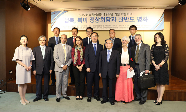 조명균 통일부 장관(앞줄 오른쪽 넷째)과 임동원 전 통일부 장관(앞줄 오른쪽 셋째), 정세현 전 통일부 장관(뒤줄 오른쪽 둘째) 등이 14일 서울 여의도 63빌딩에서 진행된 ‘6·15 남북정상회담 18주년 기념 학술회의’ 계기에 기념 촬영을 하고 있다. 사진/통일부 제공