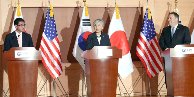 마이크 폼페이오 미국 국무장관(오른쪽부터), 강경화 외교부 장관, 고노 다로 일본 외무상이 지난 14일 오전 서울 종로구 외교부 청사에서 한-미-일 외교장관 공동기자회견을 하고 있다. 이종근 기자 root2@hani.co.kr