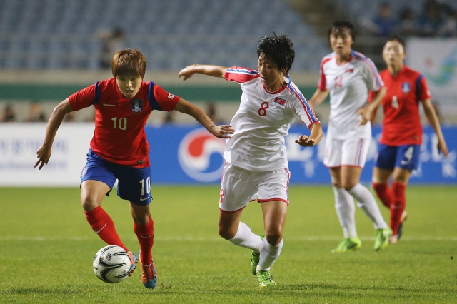 2014년 9월 인천 문학경기장 축구장에서 열린 2014 인천아시안게임 여자축구 한국과 북한의 4강전에서 한국 대표선수 지소연(맨왼쪽)이 상대 수비 돌파를 시도하고 있다. 인천/이정아 기자 leej@hani.co.kr