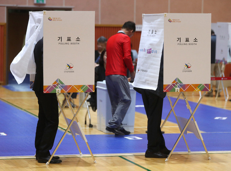 7회 전국동시지방선거 투표일인 13일 오전 울산시 남구 신정중학교에서 유권자들이 투표하고 있다. 2018.6.13 연합뉴스