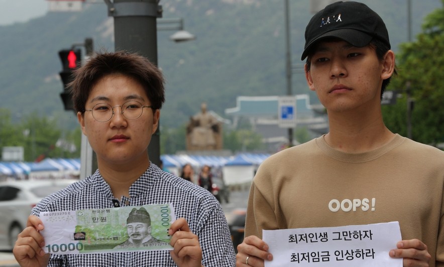 알바노동자 4명중 3명 “최저임금 인상으로 시급 올라”