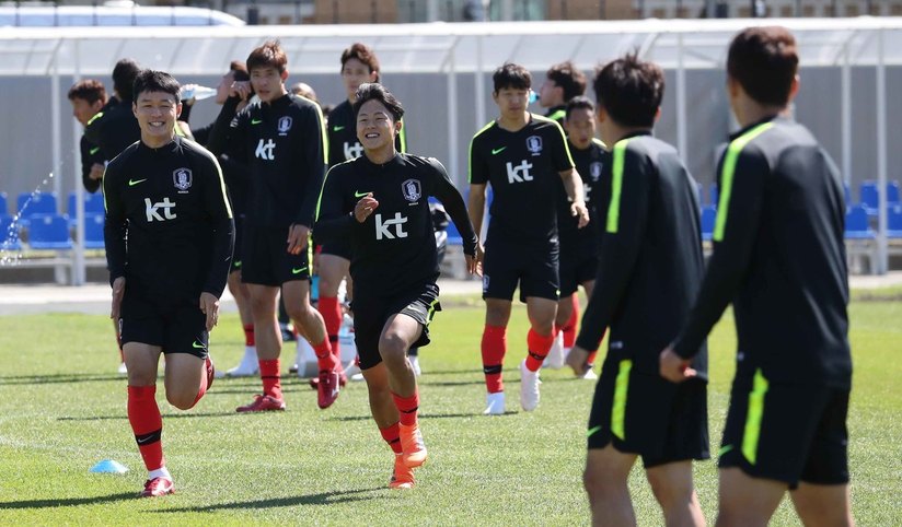 이승우(가운데) 등 한국 축구대표팀 선수들이 14일 오전(현지시각)  베이스캠프 훈련장인 상트페테르부르크 로모노소프 스파르타크 스타디움에서 훈련을 하고 있다. 상트페테르부르크/박종식 기자 anaki@hani.co.kr