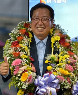 조광한 경기도 남양주시장 당선자가 16년 만에 진보 정당 후보로 당선된 뒤 환호하고 있다. 조광한 남양주시장 당선자 제공