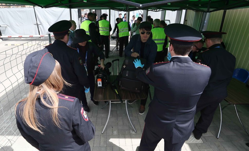 한국 축구국가대표팀의 상트페테르부르크 훈련장에서 러시아 경찰이 검색을 하고 있다.