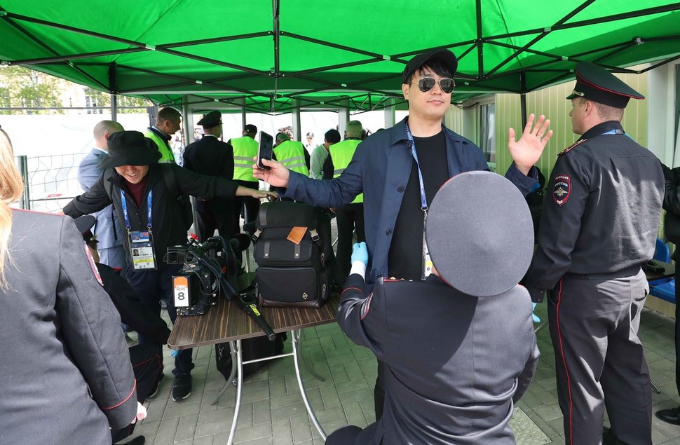 한국 축구국가대표팀의 상트페테르부르크 훈련장에서 러시아 경찰이 손으로 직접 만지며 검색을 하고 있다.