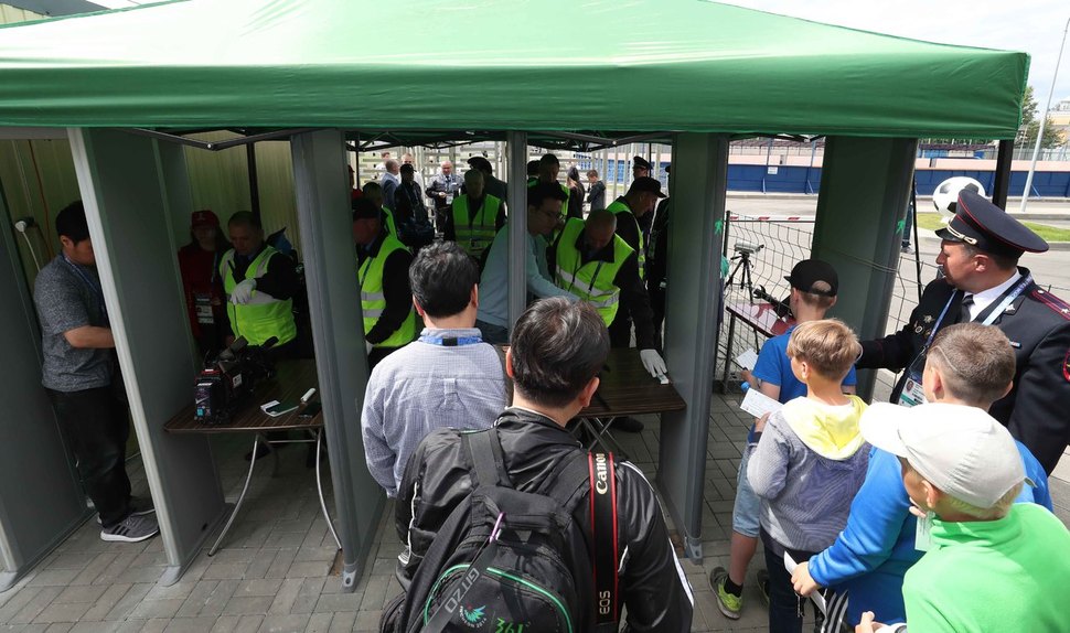 한국 축구국가대표팀의 상트페테르부르크 훈련장 앞 검색대.