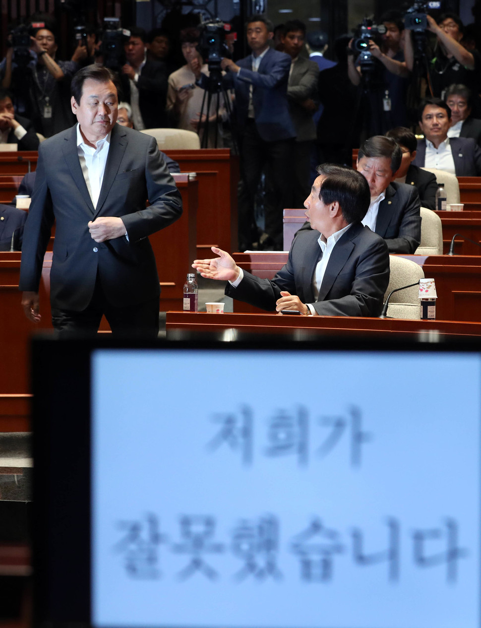 15일 오후 국회에서 열린 자유한국당 의원총회에서 입장하는 김무성 의원을 향해 김성태 자유한국당 대표 권한대행가 말을 건네고 있다. 이날 회의에서는 지방선거 결과와 관련 당 쇄신을 위한 논의가 있을 것으로 알려졌다. 연합뉴스