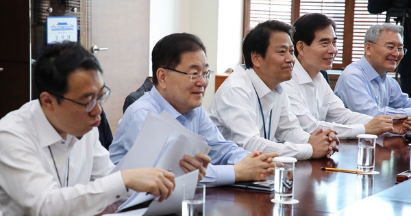 임종석 대통령 비서실장(가운데)을 비롯한 판문점 선언 이행추진위원회 위원들이 15일 오전 청와대 여민관에서 전체회의에서 대화하고 있다. 청와대 사진기자단