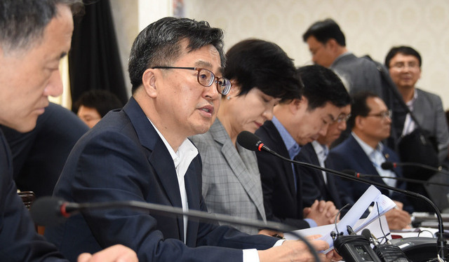 김동연 경제부총리(왼쪽에서 두번째)가 15일 열린 ‘고용 관련 긴급 경제현안 간담회’에서 발언을 하고 있다. 사진 기획재정부 제공