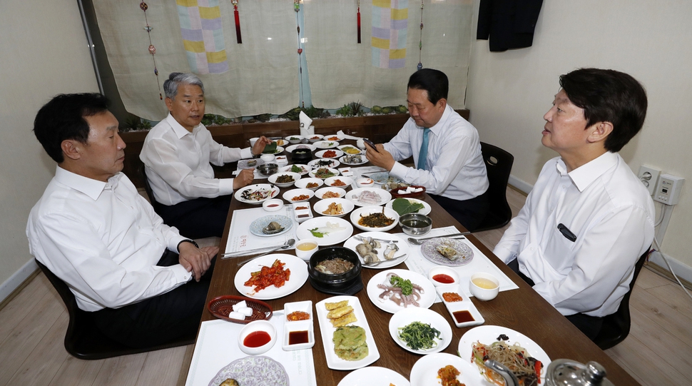 손학규 전 바른미래당 상임선거대책위원장(왼쪽부터 시계 방향으로), 김동철 비상대책위원장 겸 원내대표, 박주선 전 대표, 안철수 서울시장 후보가 15일 오후 서울 여의도의 한 식당에서 오찬 회동을 하고 있다. 공동취재사진