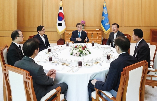 15일 오후 청와대에서 문재인 대통령이 수사권 조정 관련 오찬간담회를 하고 있다.