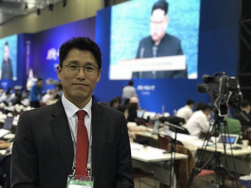 지난 4월27일 경기 일산 킨텍스 남북정상회담 프레스센터에서 이창권 케이티 차장이 프레스센터를 배경으로 포즈를 취하고 있다. 이창권 차장 제공