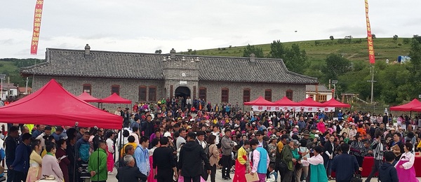 복원한 명동학교 기와지붕 교사 앞에서 1천여명의 조선족 동포들이 운집한 가운데 복원식과 단오절 행사가 성황을 이뤘다.