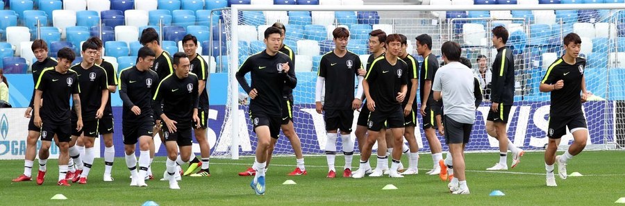 한국 축구대표팀 선수들이 17일(현지시각) 러시아 니즈니노브고로드 스타디움에서 스웨덴과의 첫 경기를 앞두고 마지막 연습훈련을 하고 있다. 니즈니노브고로드/박종식 기자 anaki@hani.co.kr