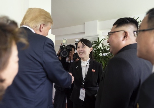 김정은 북한 국무위원장의 동생인 김여정 노동당 중앙위 제1부부장이 지난 12일 북미정상회담이 열린 카펠라호텔에서 도널드 트럼프 미국 대통령과 악수하며 밝게 웃고 있다. 백악관 제공 = 연합뉴스