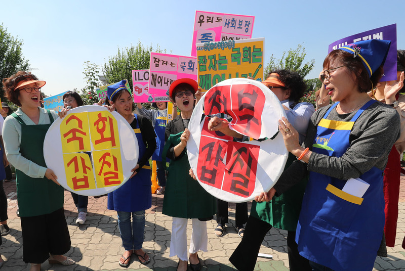 YWCA, 한국가사노동자협회 회원들이 18일 오후 서울 여의도 국회 앞에서 기자회견을 열고 국회에 가사근로자 고용개선법을 조속히 제정할 것을 촉구하고 있다. 기자회견을 마친 이들은 가사 노동자 권리를 침해하는 '3대 걸림돌 깨뜨리기' 퍼포먼스를 벌였다. 신소영 기자 viator@hani.co.kr