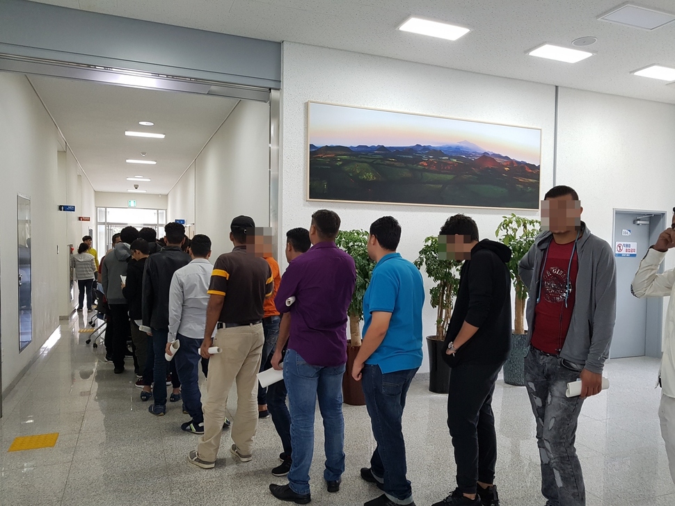 예멘 난민 신청자들이 18일 제주출입국·외국인청에 마련된 취업설명회에 참석하기 위해 길게 줄을 섰다.
