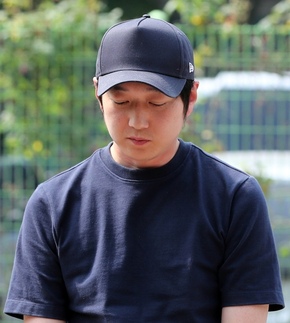 ‘2018 평창동계올림픽’을 앞두고 한국 여자 쇼트트랙 심석희 선수를 폭행해 국가대표팀 코치에서 제명된 조재범 전 코치가 18일 오전 경찰 조사를 위해 경기도 수원시 경기남부지방경찰청 광역수사대로 출석하고 있다. 연합뉴스
