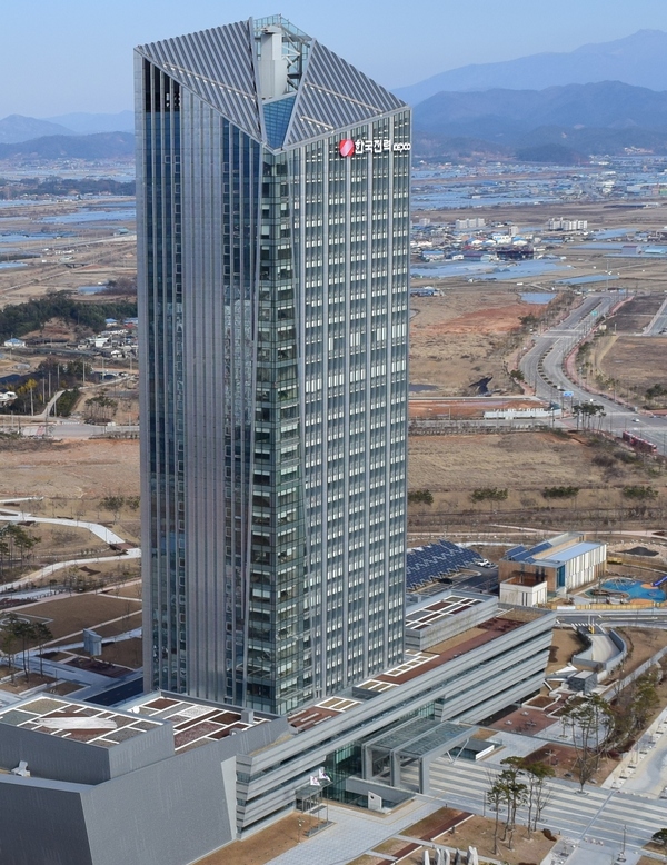 한국전력 본사 전경.